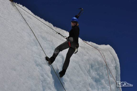 Após chegar no alto da parede de gelo, descendo de rapel a parede no glaciar Viedma, no Parque Nacional Los Glaciares, região de El Chaltén, no sul da Argentina